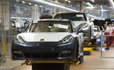 صورة للسيارة Panamera وهي على مسار الاختبار في مصنع بورش في لايبزيج – ألمانيا.
