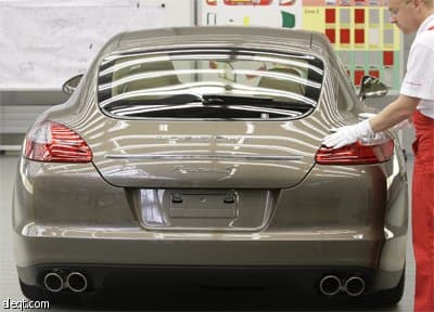 صورة للسيارة Panamera وهي على مسار الاختبار في مصنع بورش في لايبزيج – ألمانيا.