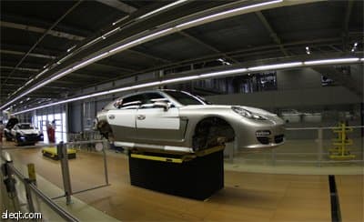 صورة للسيارة Panamera وهي على مسار الاختبار في مصنع بورش في لايبزيج – ألمانيا.
