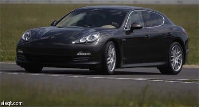 صورة للسيارة Panamera وهي على مسار الاختبار في مصنع بورش في لايبزيج – ألمانيا.
