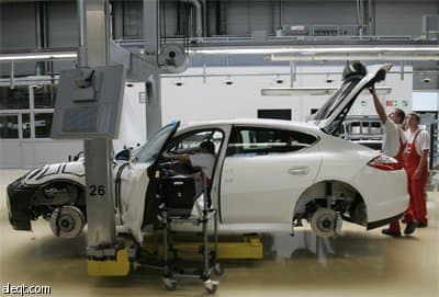 صورة للسيارة Panamera وهي على مسار الاختبار في مصنع بورش في لايبزيج – ألمانيا.