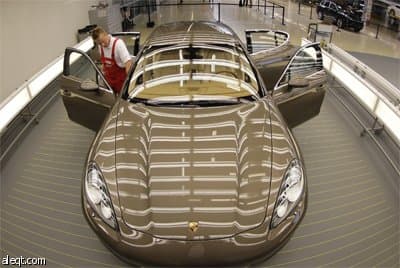 صورة للسيارة Panamera وهي على مسار الاختبار في مصنع بورش في لايبزيج – ألمانيا.