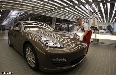 صورة للسيارة Panamera وهي على مسار الاختبار في مصنع بورش في لايبزيج – ألمانيا.