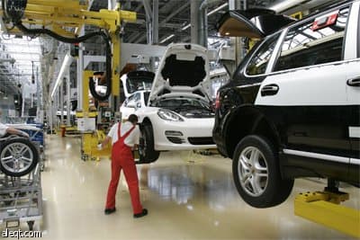صورة للسيارة Panamera وهي على مسار الاختبار في مصنع بورش في لايبزيج – ألمانيا.