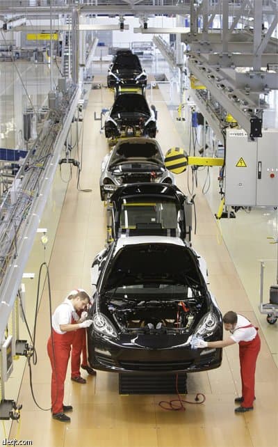 صورة للسيارة Panamera وهي على مسار الاختبار في مصنع بورش في لايبزيج – ألمانيا.
