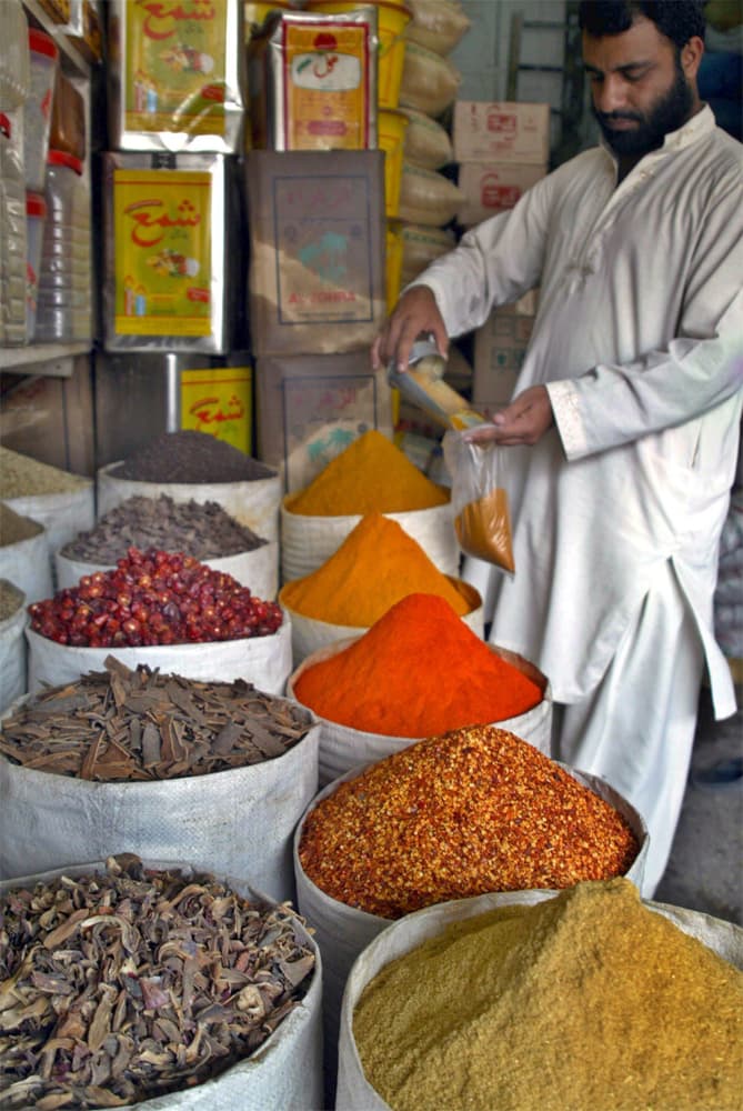 رجل باكستاني يبيع التوابل في متجر في بيشاور.