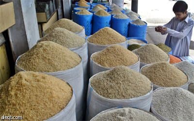 رجل باكستاني يبيع التوابل في متجر في بيشاور.