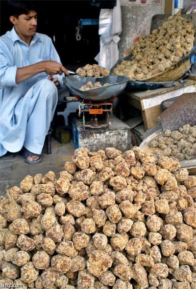 رجل باكستاني يبيع التوابل في متجر في بيشاور.