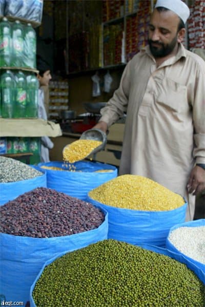 رجل باكستاني يبيع التوابل في متجر في بيشاور.