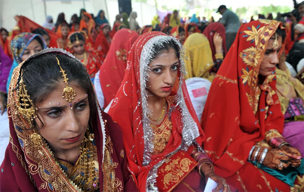 حكومة إقليم السند في جنوب باكستان تقوم تنظيم زواج جماعي بمشاركة 180 من الأزواج في مدينة كراتشي.