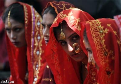 حكومة إقليم السند في جنوب باكستان تقوم تنظيم زواج جماعي بمشاركة 180 من الأزواج في مدينة كراتشي.