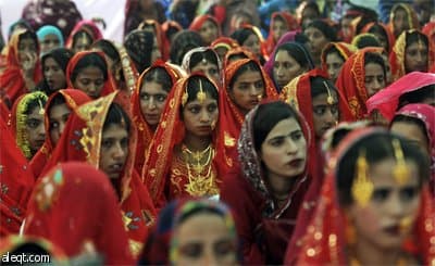 حكومة إقليم السند في جنوب باكستان تقوم تنظيم زواج جماعي بمشاركة 180 من الأزواج في مدينة كراتشي.