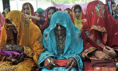 حكومة إقليم السند في جنوب باكستان تقوم تنظيم زواج جماعي بمشاركة 180 من الأزواج في مدينة كراتشي.