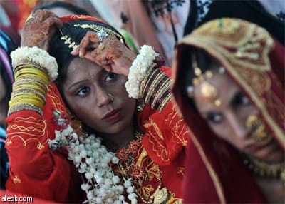 حكومة إقليم السند في جنوب باكستان تقوم تنظيم زواج جماعي بمشاركة 180 من الأزواج في مدينة كراتشي.