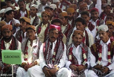 حكومة إقليم السند في جنوب باكستان تقوم تنظيم زواج جماعي بمشاركة 180 من الأزواج في مدينة كراتشي.