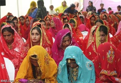 حكومة إقليم السند في جنوب باكستان تقوم تنظيم زواج جماعي بمشاركة 180 من الأزواج في مدينة كراتشي.