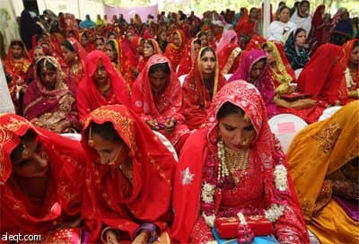 حكومة إقليم السند في جنوب باكستان تقوم تنظيم زواج جماعي بمشاركة 180 من الأزواج في مدينة كراتشي.