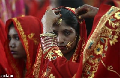 حكومة إقليم السند في جنوب باكستان تقوم تنظيم زواج جماعي بمشاركة 180 من الأزواج في مدينة كراتشي.