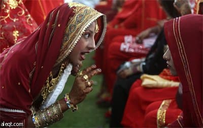 حكومة إقليم السند في جنوب باكستان تقوم تنظيم زواج جماعي بمشاركة 180 من الأزواج في مدينة كراتشي.