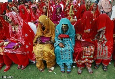 حكومة إقليم السند في جنوب باكستان تقوم تنظيم زواج جماعي بمشاركة 180 من الأزواج في مدينة كراتشي.