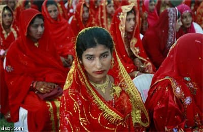 حكومة إقليم السند في جنوب باكستان تقوم تنظيم زواج جماعي بمشاركة 180 من الأزواج في مدينة كراتشي.