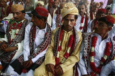 حكومة إقليم السند في جنوب باكستان تقوم تنظيم زواج جماعي بمشاركة 180 من الأزواج في مدينة كراتشي.