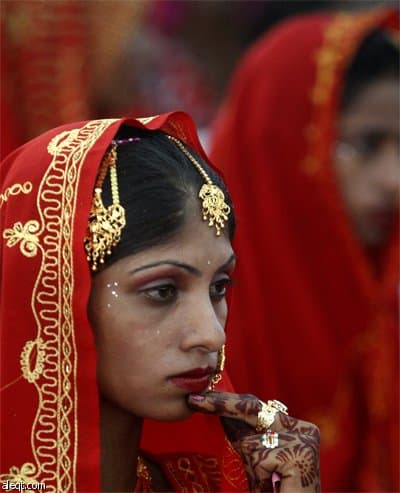 حكومة إقليم السند في جنوب باكستان تقوم تنظيم زواج جماعي بمشاركة 180 من الأزواج في مدينة كراتشي.