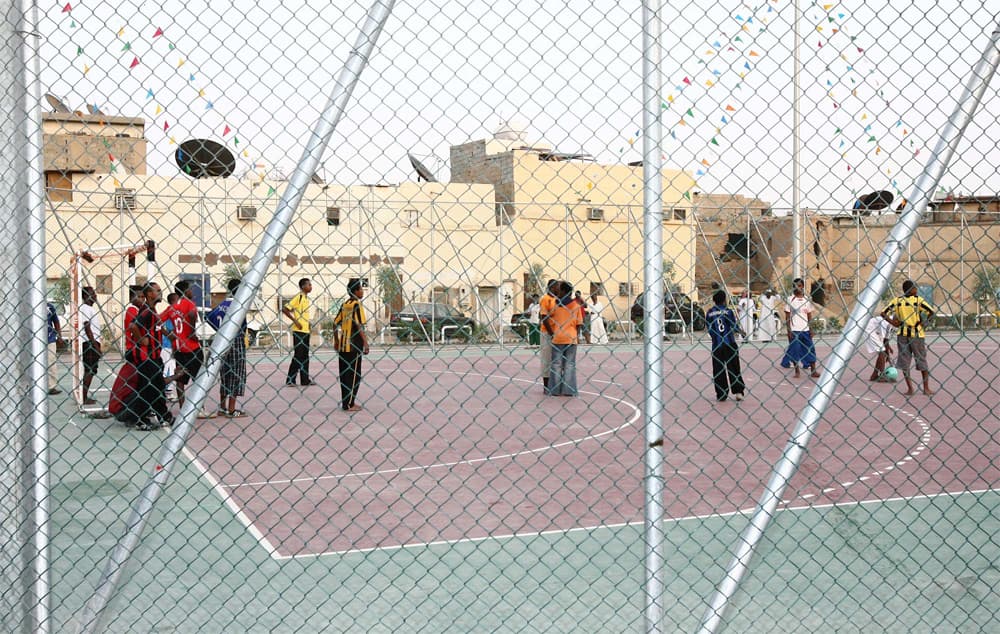 شباب يلعبون كرة القدم في الملاعب الرياضية التابعة لساحة البلدية في حي العود وسط الرياض.