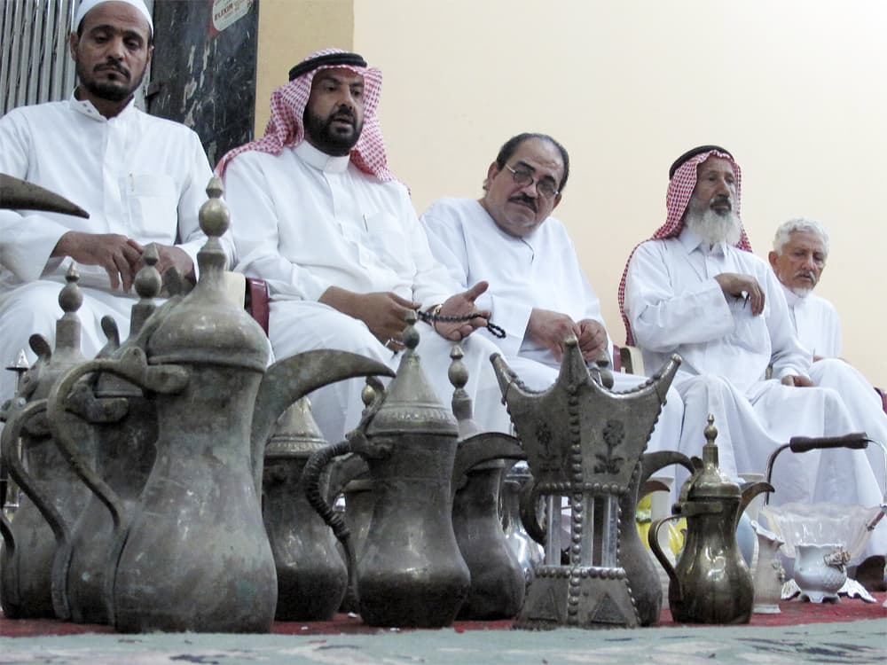 سعوديون يتبضعون من سوق الزل وسط العاصمة الرياض.