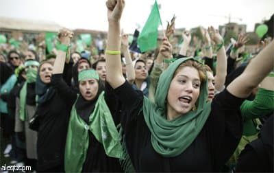 امرأة من أنصار الرئيس الإيراني محمود احمدي نجاد تصبغ ألوان العلم الإيراني على وجهها في مسيرة الحملة الانتخابية على شارع أزادي غر
