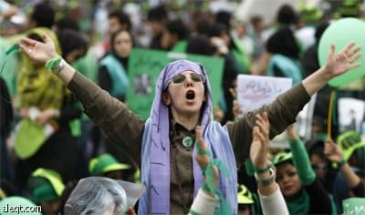 امرأة من أنصار الرئيس الإيراني محمود احمدي نجاد تصبغ ألوان العلم الإيراني على وجهها في مسيرة الحملة الانتخابية على شارع أزادي غر