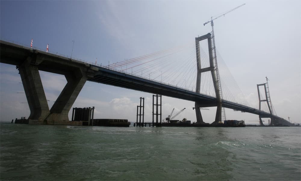 جسر سورامادو أطول جسر يربط شرق سورابايا عاصمة جاوا بجزيرة مادورا الاندونيسية.