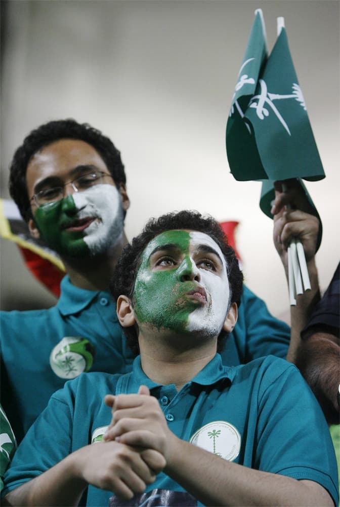 مشجعو المنتخب السعودي يتابعون المباراة التي خرج منها الأخضر متعادلا مع كوريا الجنوبية في سيئول.