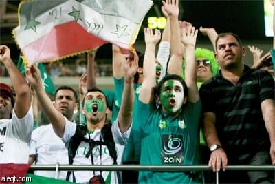 مشجعو المنتخب السعودي يتابعون المباراة التي خرج منها الأخضر متعادلا مع كوريا الجنوبية في سيئول.