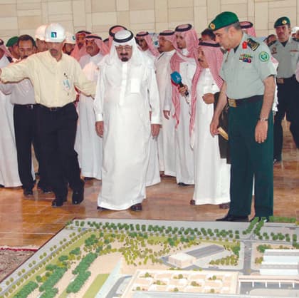 الملك  يقف ميدانيا على مشروع "جامعة العلوم والتقنية" .. وقبول 400 طالب