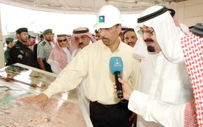 الملك  يقف ميدانيا على مشروع "جامعة العلوم والتقنية" .. وقبول 400 طالب