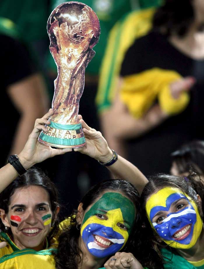 مشجعات المنتخب البرازيلي يساندون منتخبهم قبل بداية المباراة مع منتخب الباراجواي في ملعب ريسيفي في البرازيل والتي انتهت بفوز الأو