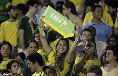 مشجعات المنتخب البرازيلي يساندون منتخبهم قبل بداية المباراة مع منتخب الباراجواي في ملعب ريسيفي في البرازيل والتي انتهت بفوز الأو