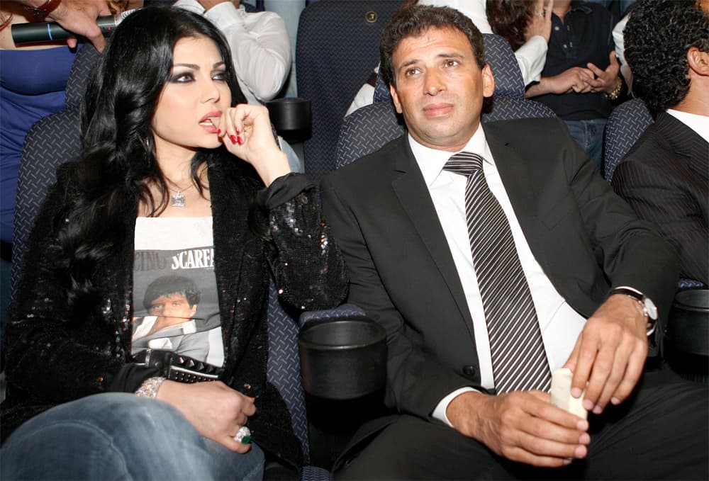 المغنية والممثلة اللبنانية هيفاء وهبي تحضر مع المخرج المصري خالد يوسف العرض الأول للفيلم الجديد "دكان شحاتة" في دبي.
