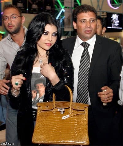 المغنية والممثلة اللبنانية هيفاء وهبي تحضر مع المخرج المصري خالد يوسف العرض الأول للفيلم الجديد "دكان شحاتة" في دبي.