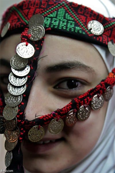 عارضة تظهر أزياء شعبية فلسطينية خلال عرض للأزياء في العاصمة الأردنية عمان نظم إحتفالا باختيار القدس عاصمة للثقافة العربية .