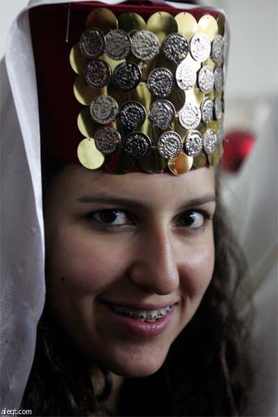 عارضة تظهر أزياء شعبية فلسطينية خلال عرض للأزياء في العاصمة الأردنية عمان نظم إحتفالا باختيار القدس عاصمة للثقافة العربية .