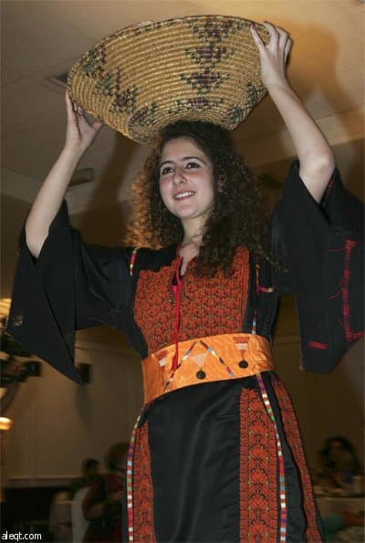 عارضة تظهر أزياء شعبية فلسطينية خلال عرض للأزياء في العاصمة الأردنية عمان نظم إحتفالا باختيار القدس عاصمة للثقافة العربية .