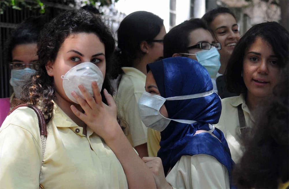 طالبات الثانوية العامة في حي الزمالك في القاهرة يضعن الأقنعة الواقية بعد خروجهم من المدارس في نهاية اليوم الأول من الامتحانات ال