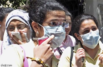 طالبات الثانوية العامة في حي الزمالك في القاهرة يضعن الأقنعة الواقية بعد خروجهم من المدارس في نهاية اليوم الأول من الامتحانات ال