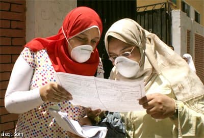 طالبات الثانوية العامة في حي الزمالك في القاهرة يضعن الأقنعة الواقية بعد خروجهم من المدارس في نهاية اليوم الأول من الامتحانات ال
