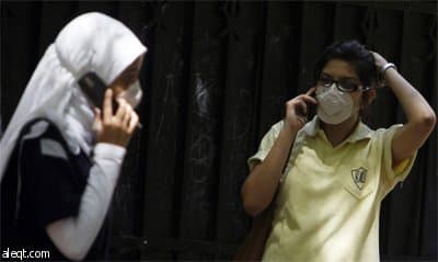 طالبات الثانوية العامة في حي الزمالك في القاهرة يضعن الأقنعة الواقية بعد خروجهم من المدارس في نهاية اليوم الأول من الامتحانات ال