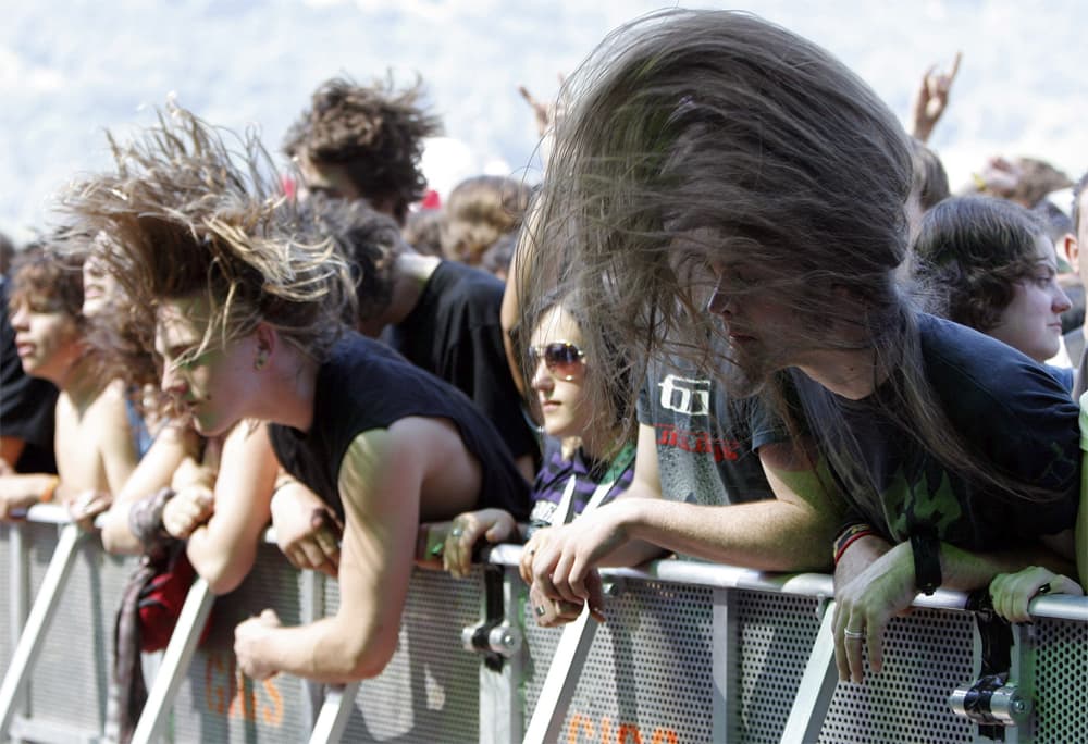 محبي الموسيقى البرازيلية يستمتعون بأداء فرقة Soulfly خلال مهرجان غرين فيلد في إنترلاكن السويسرية.