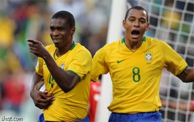 كاكا ينقذ البرازيل من ورطة "الفراعنة".. ومصر تحتج وتهدد بعدم اللعب أمام إيطاليا