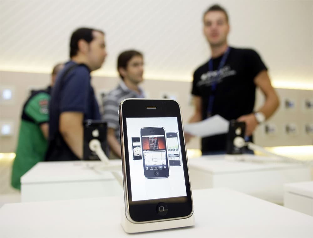 الهاتف النقال الجديد iPhone 3GS  يطرح في أسواق أسبانيا و بريطانيا.